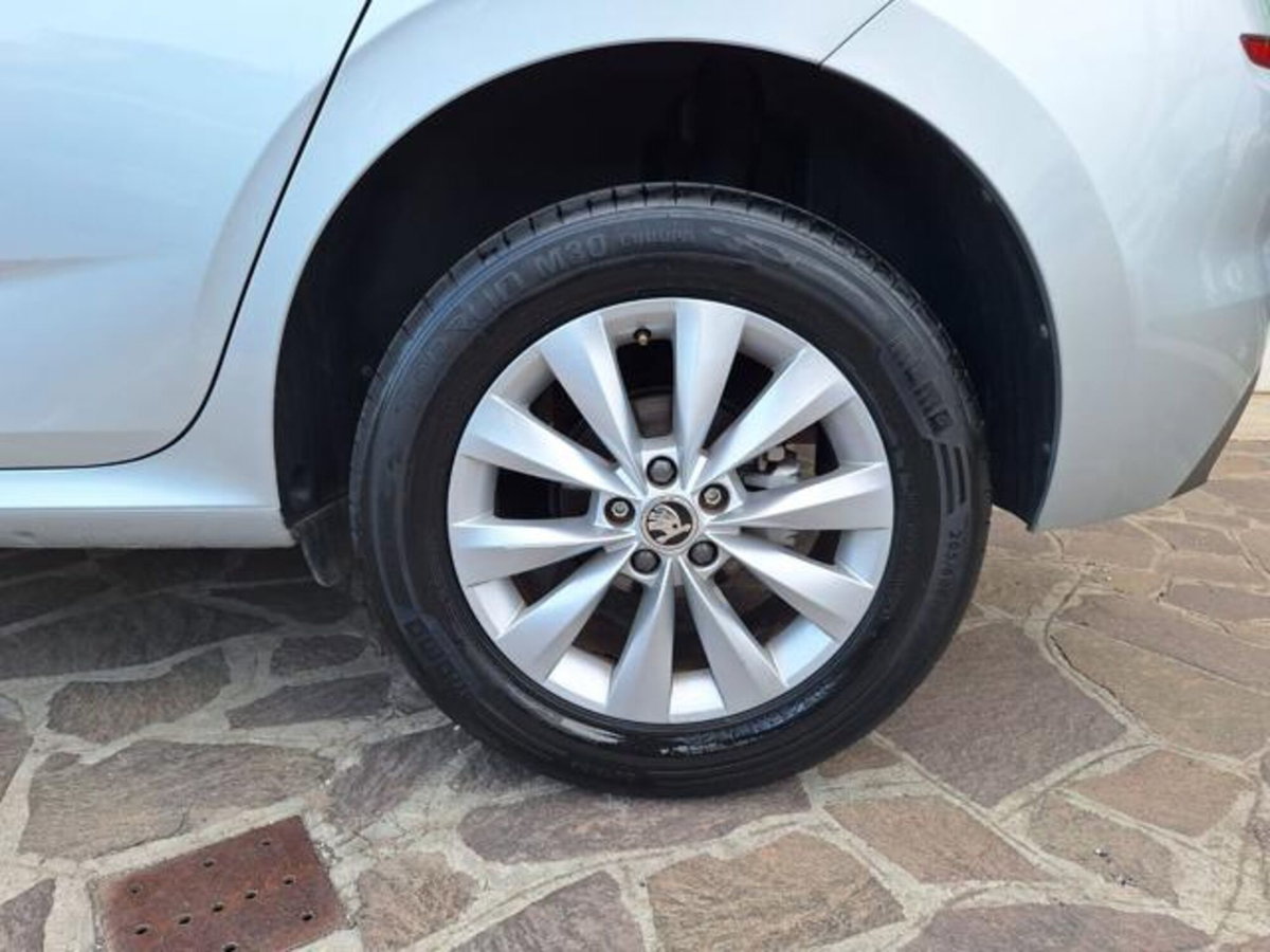 Skoda Kamiq 1.0 TSI 110 CV Dark Shade (8)