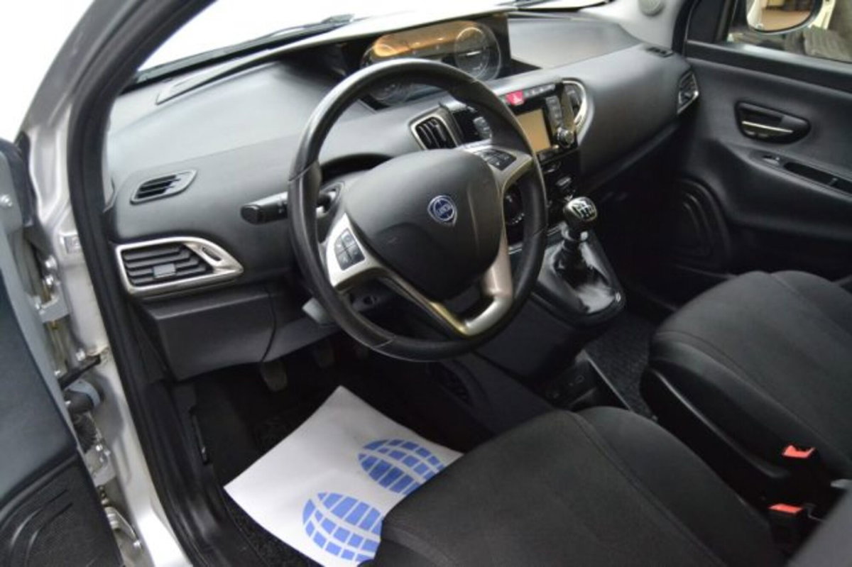 Lancia Ypsilon 1.0 FireFly 5 porte S&S Hybrid Ecochic Gold (10)