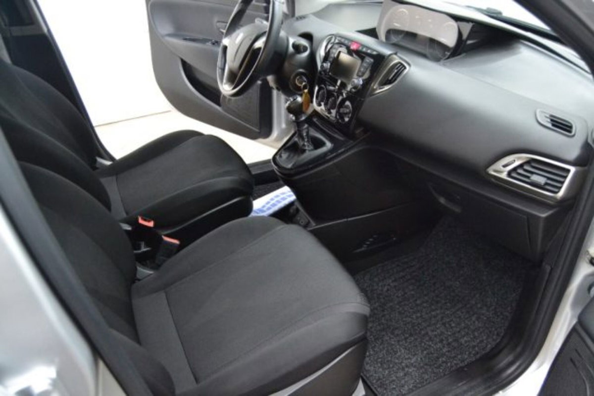 Lancia Ypsilon 1.0 FireFly 5 porte S&S Hybrid Ecochic Gold (7)