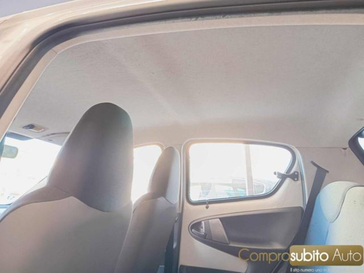 Toyota Aygo 1.0 12V VVT-i 5 porte Lounge (9)