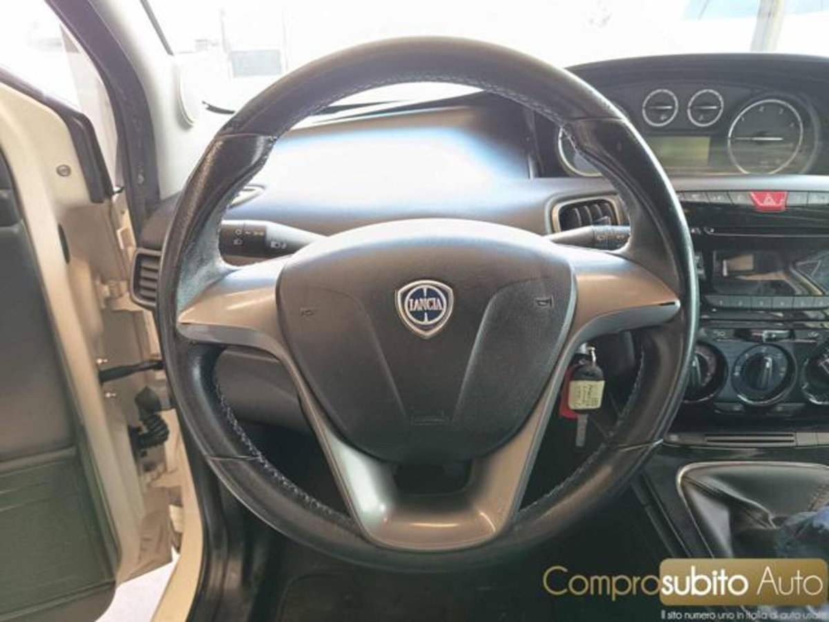 Lancia Ypsilon 1.3 MJT 75 CV Platino (12)