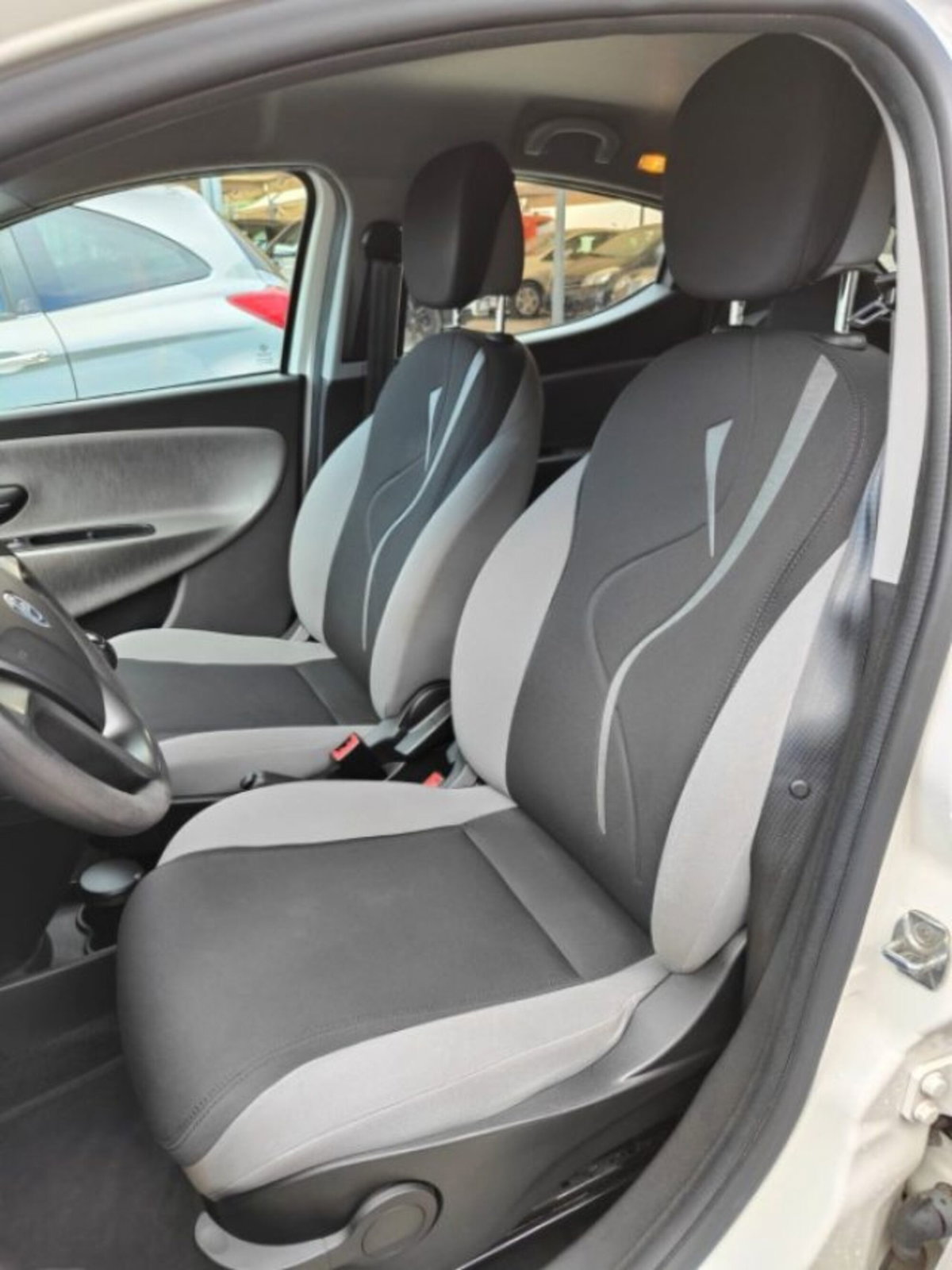 Lancia Ypsilon 1.3 MJT 16V 95 CV 5 porte S&S Black&Red (6)
