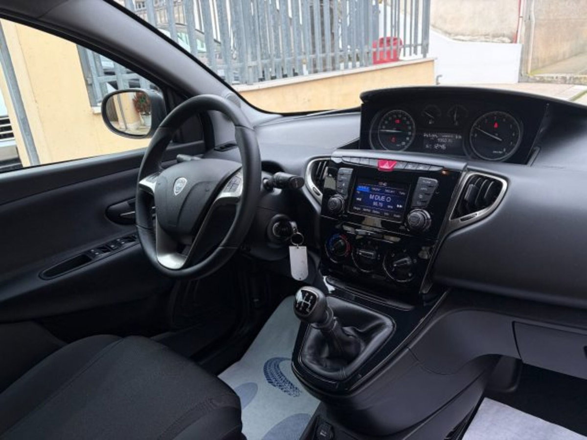 Lancia Ypsilon 1.2 69 CV 5 porte Gold (10)