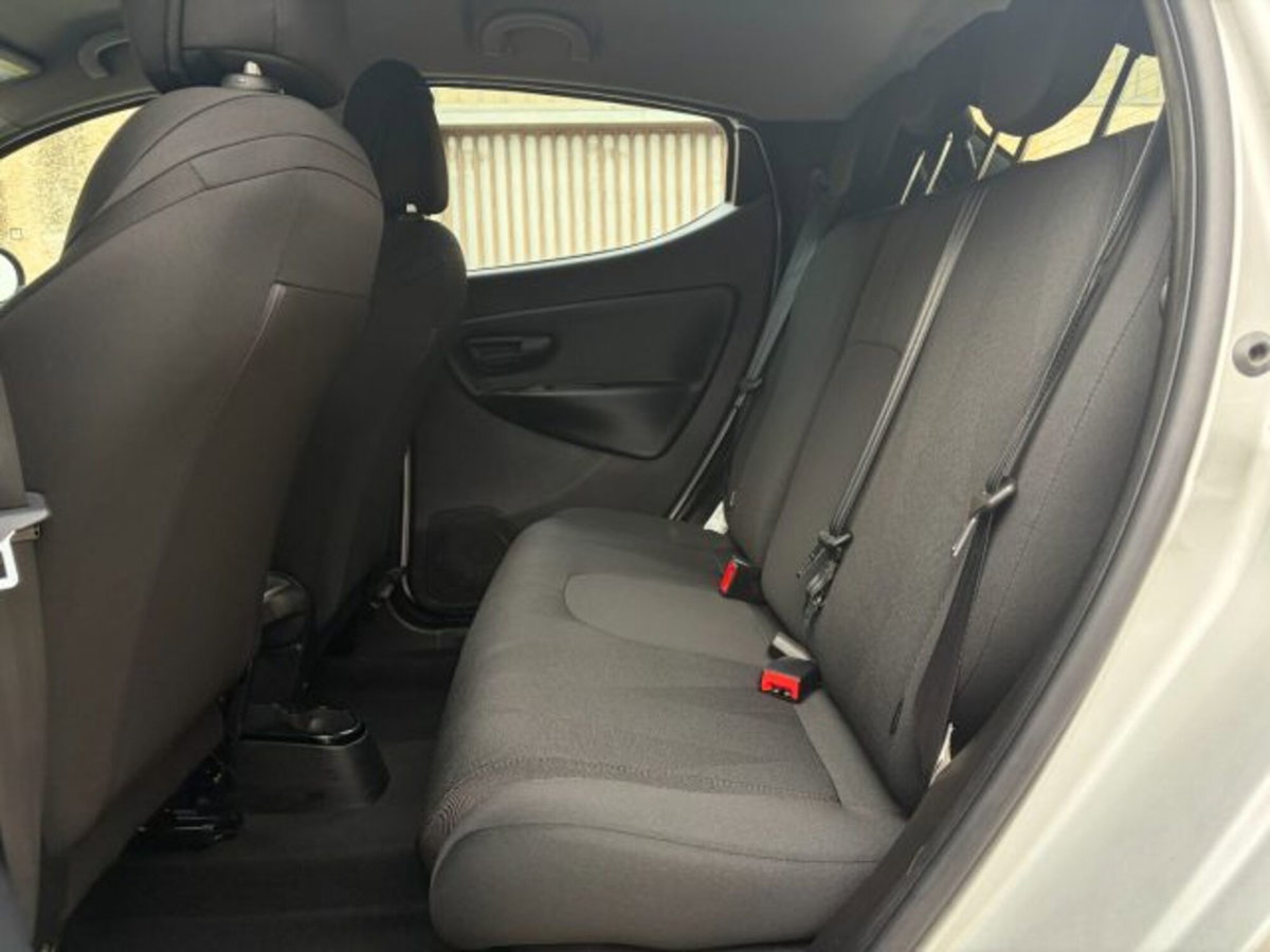 Lancia Ypsilon 1.2 69 CV 5 porte Gold (12)