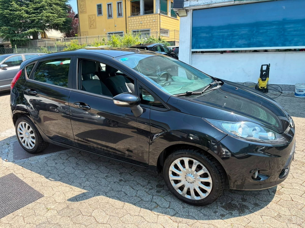 Ford Fiesta 1.2 82CV 5 porte (2)