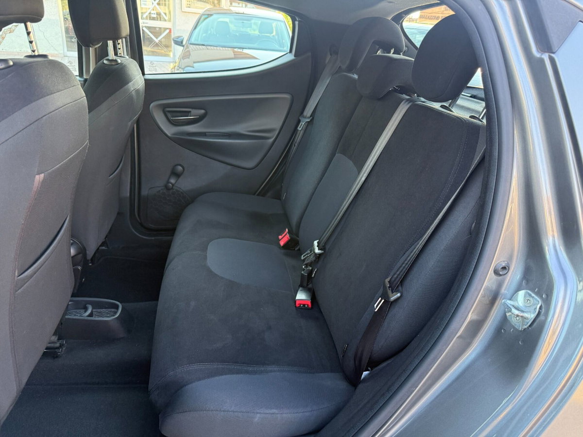Lancia Ypsilon 1.2 69 CV 5 porte Gold (11)