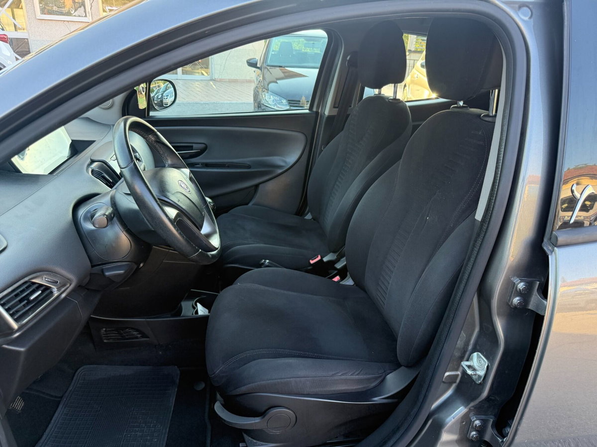 Lancia Ypsilon 1.2 69 CV 5 porte Gold (12)