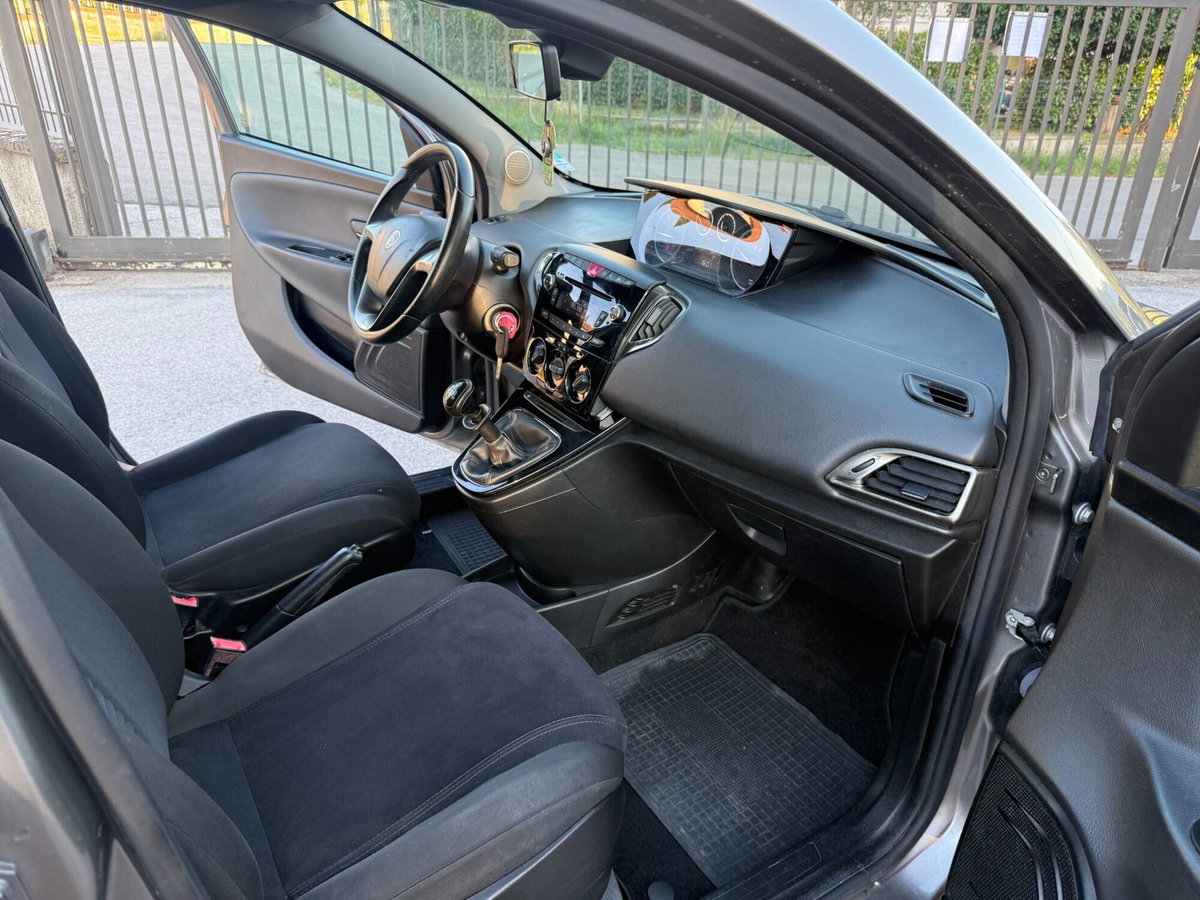 Lancia Ypsilon 1.2 69 CV 5 porte Gold (17)
