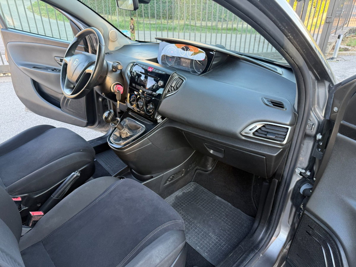 Lancia Ypsilon 1.2 69 CV 5 porte Gold (18)