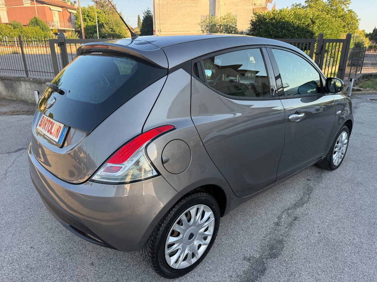 Lancia Ypsilon 1.2 69 CV 5 porte Gold (7)