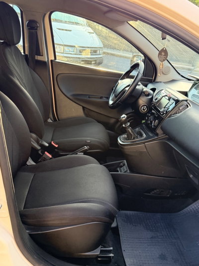 Lancia Ypsilon 1.2 69 CV 5 porte Gold (18)