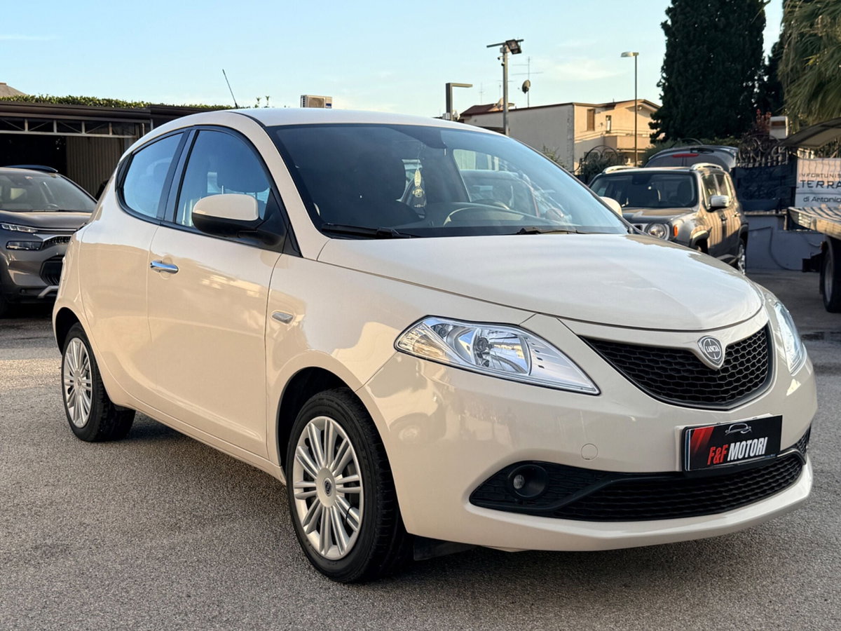 Lancia Ypsilon 1.2 69 CV 5 porte Gold (2)