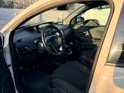 Lancia Ypsilon 1.2 69 CV 5 porte Gold (8)