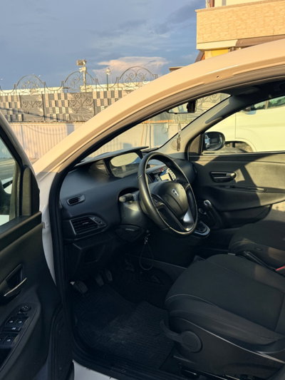 Lancia Ypsilon 1.2 69 CV 5 porte Gold (9)