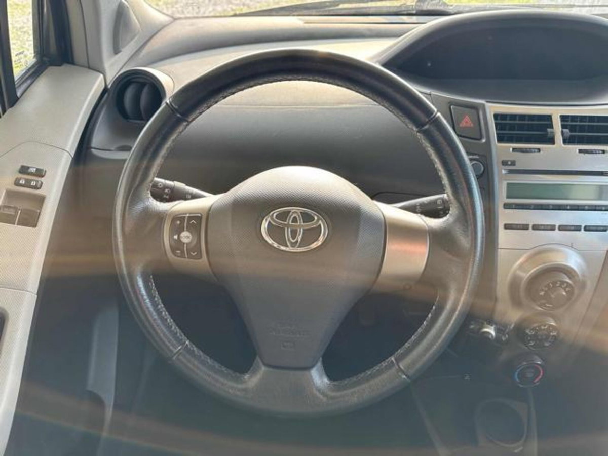 Toyota Yaris 1.0 3 porte (11)