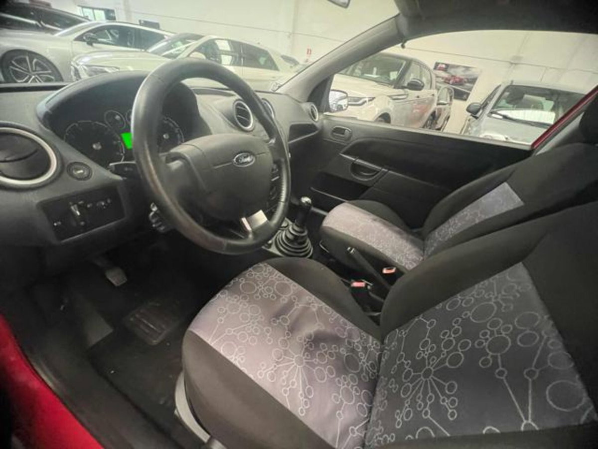 Ford Fiesta 1.2 16V 3p. Ghia (9)