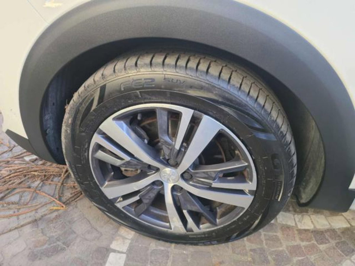 Peugeot 3008 Hybrid4 300 e-EAT8 GT (14)
