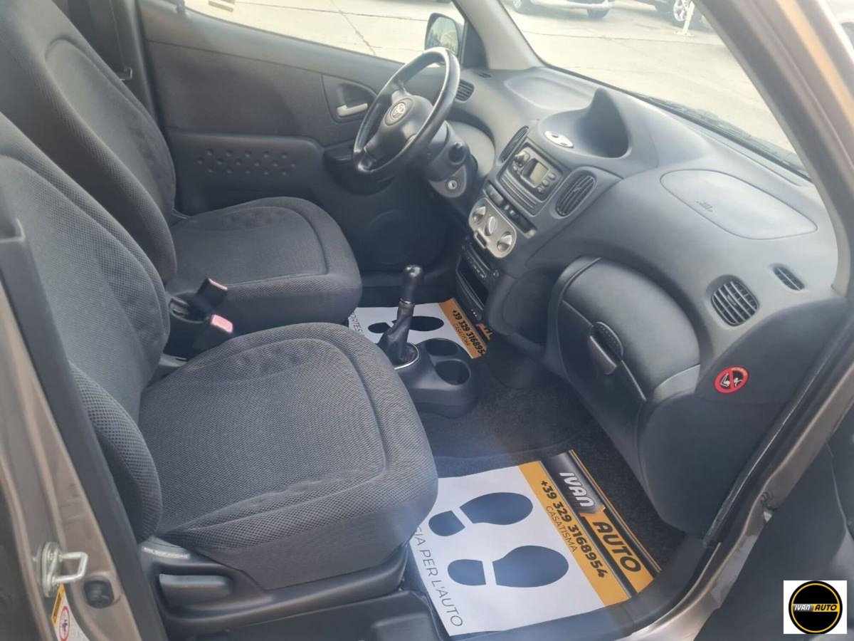 Toyota Yaris 1.3i 16V cat Sol Blue '03 (9)