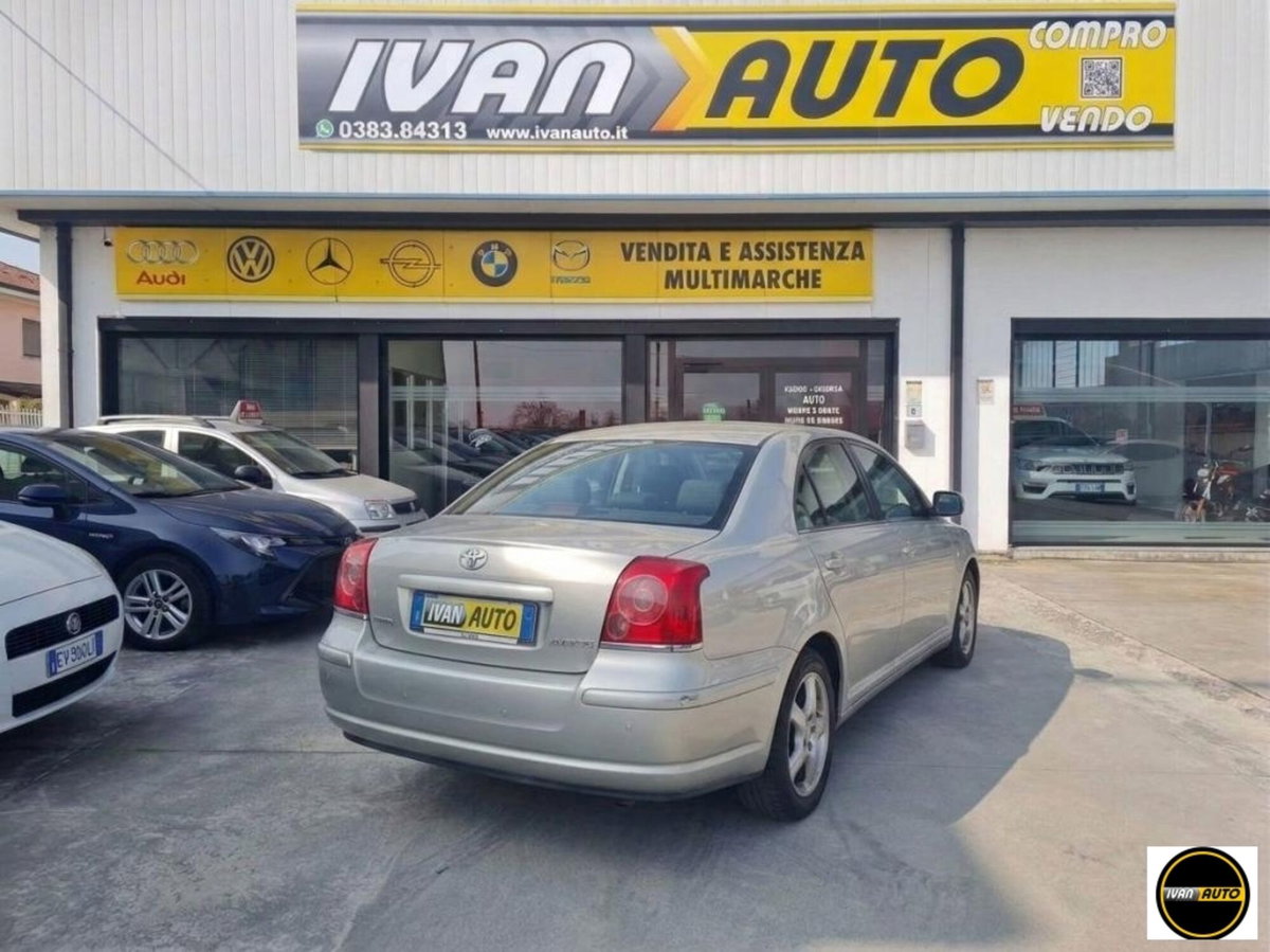 Toyota Avensis Verso 2.0 16V (4)