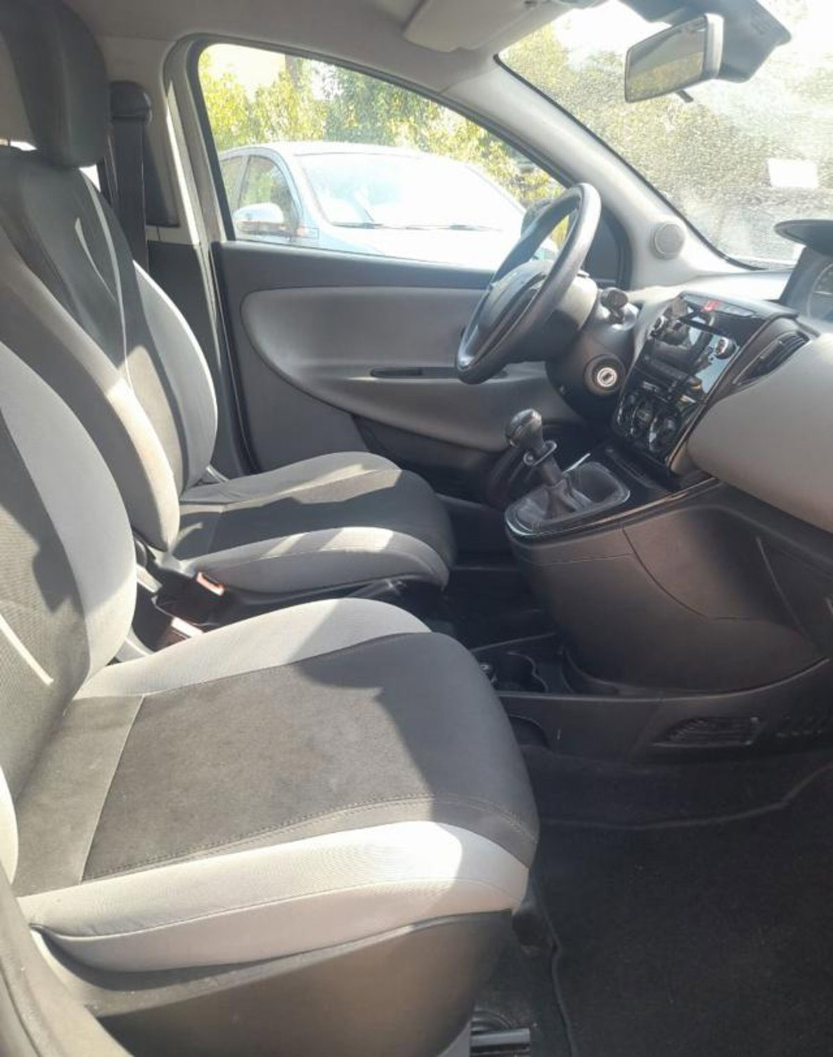 Lancia Ypsilon 0.9 TwinAir 5 porte Metano Ecochic Silver (10)