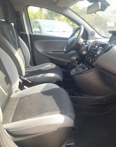 Lancia Ypsilon 0.9 TwinAir 5 porte Metano Ecochic Silver (10)