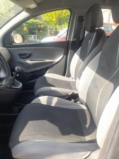 Lancia Ypsilon 0.9 TwinAir 5 porte Metano Ecochic Silver (9)