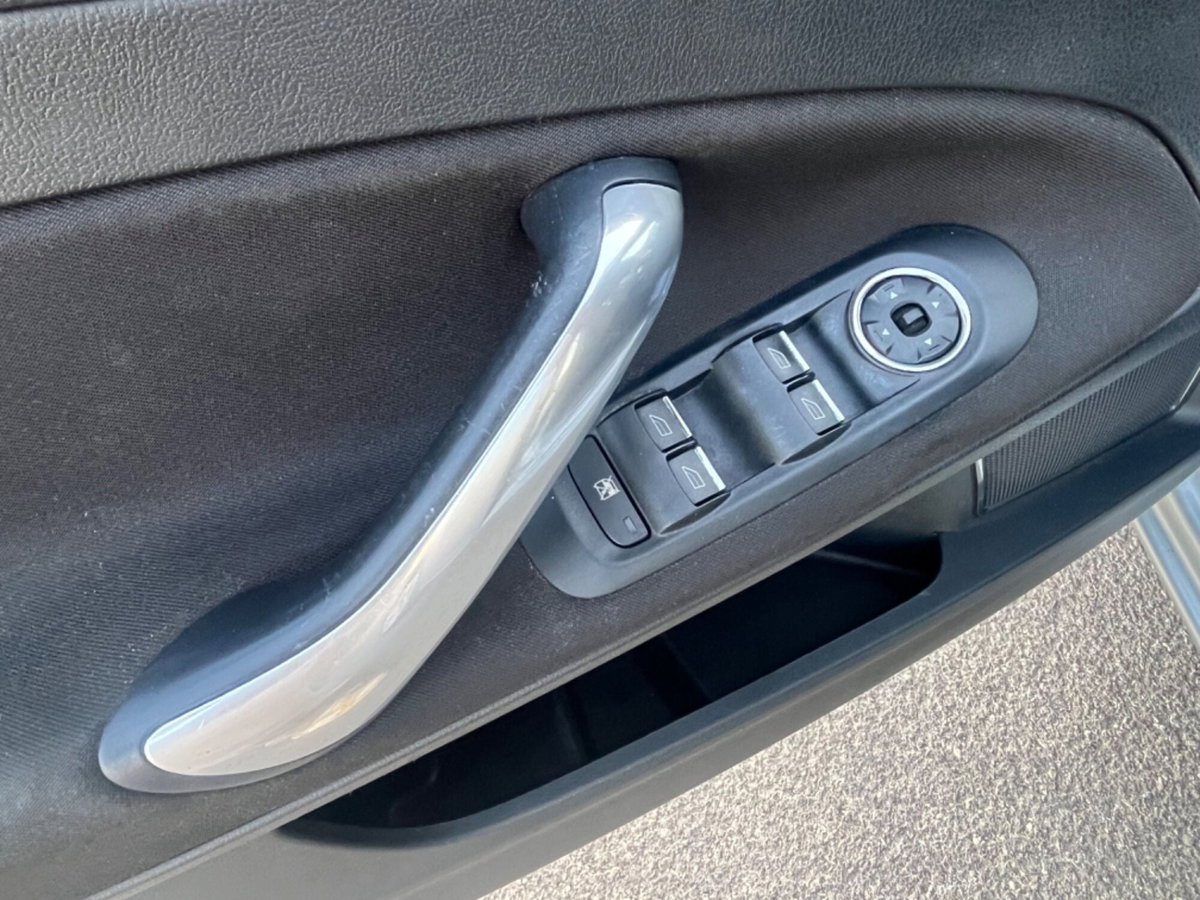 Ford Mondeo 2.0 TDCi 140 CV 5 porte Titanium DPF (10)