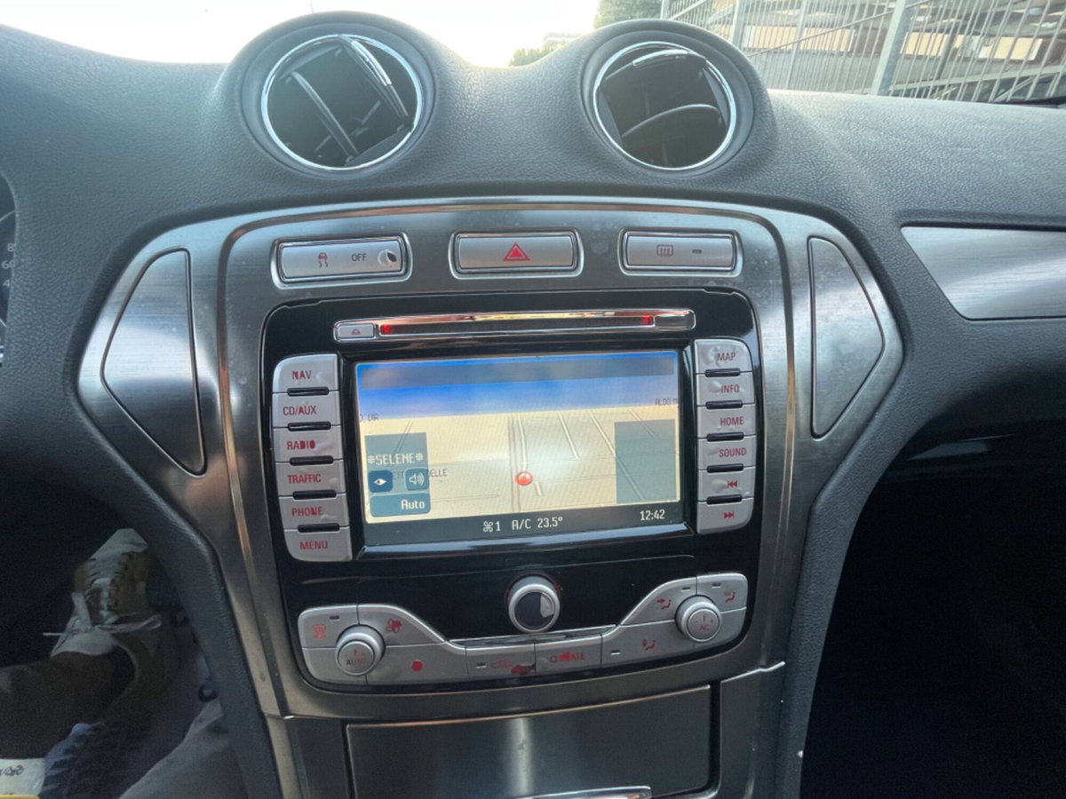Ford Mondeo 2.0 TDCi 140 CV 5 porte Titanium DPF (14)