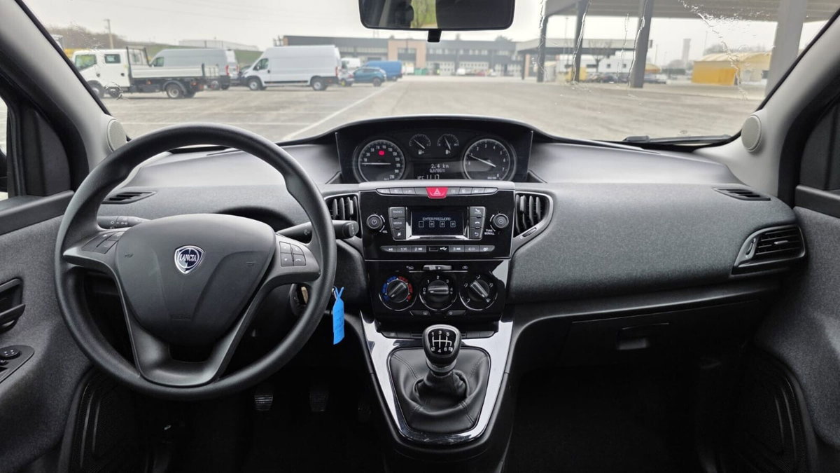 Lancia Ypsilon 1.0 FireFly 5 porte S&S Hybrid Ecochic Silver (2)