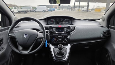 Lancia Ypsilon 1.0 FireFly 5 porte S&S Hybrid Ecochic Silver (2)