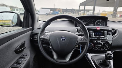 Lancia Ypsilon 1.0 FireFly 5 porte S&S Hybrid Ecochic Silver (4)