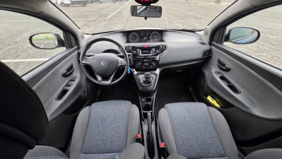 Lancia Ypsilon 1.0 FireFly 5 porte S&S Hybrid Ecochic Silver (9)