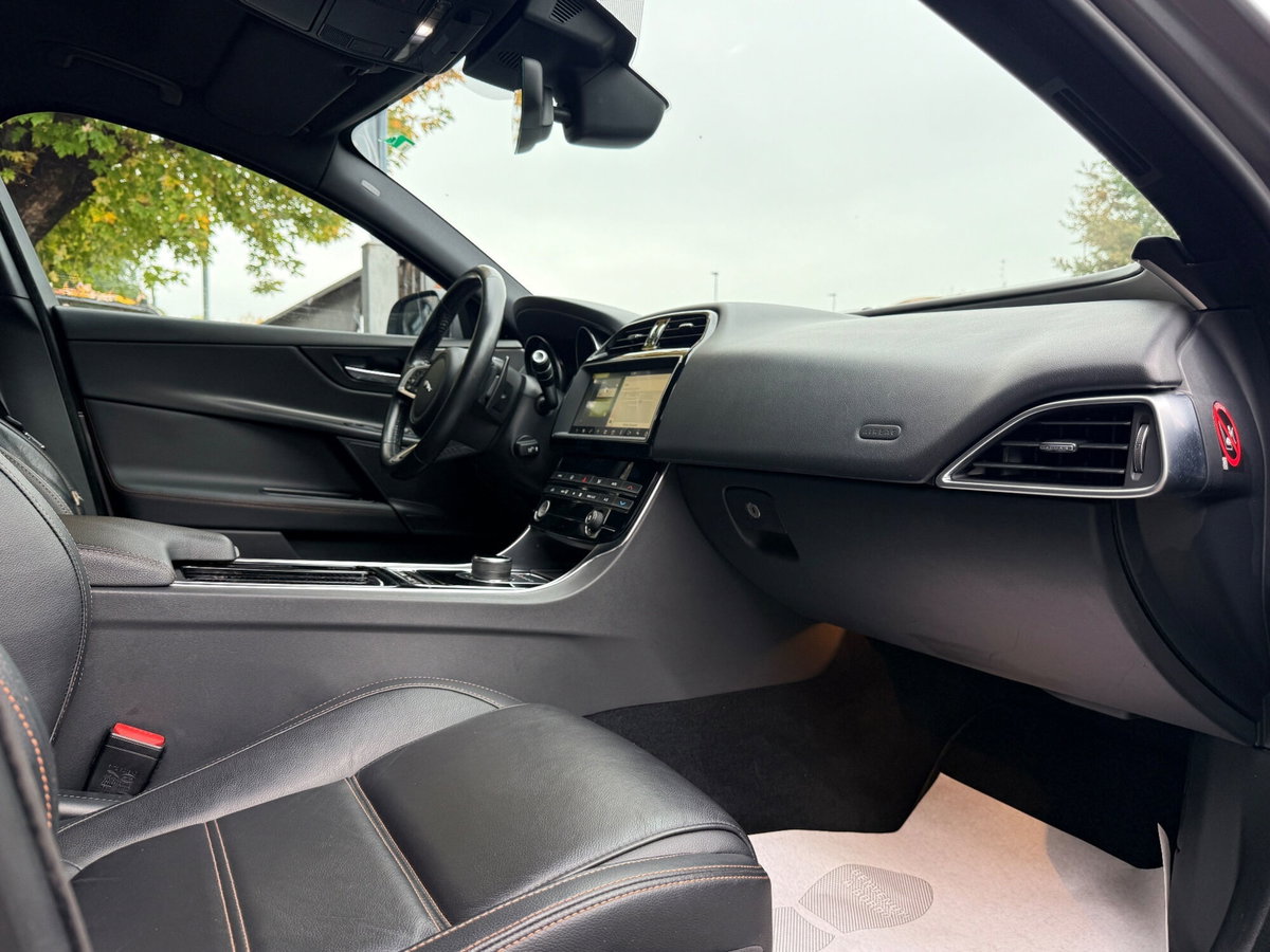 Jaguar XE 2.0 D 180 CV AWD aut. Prestige (12)
