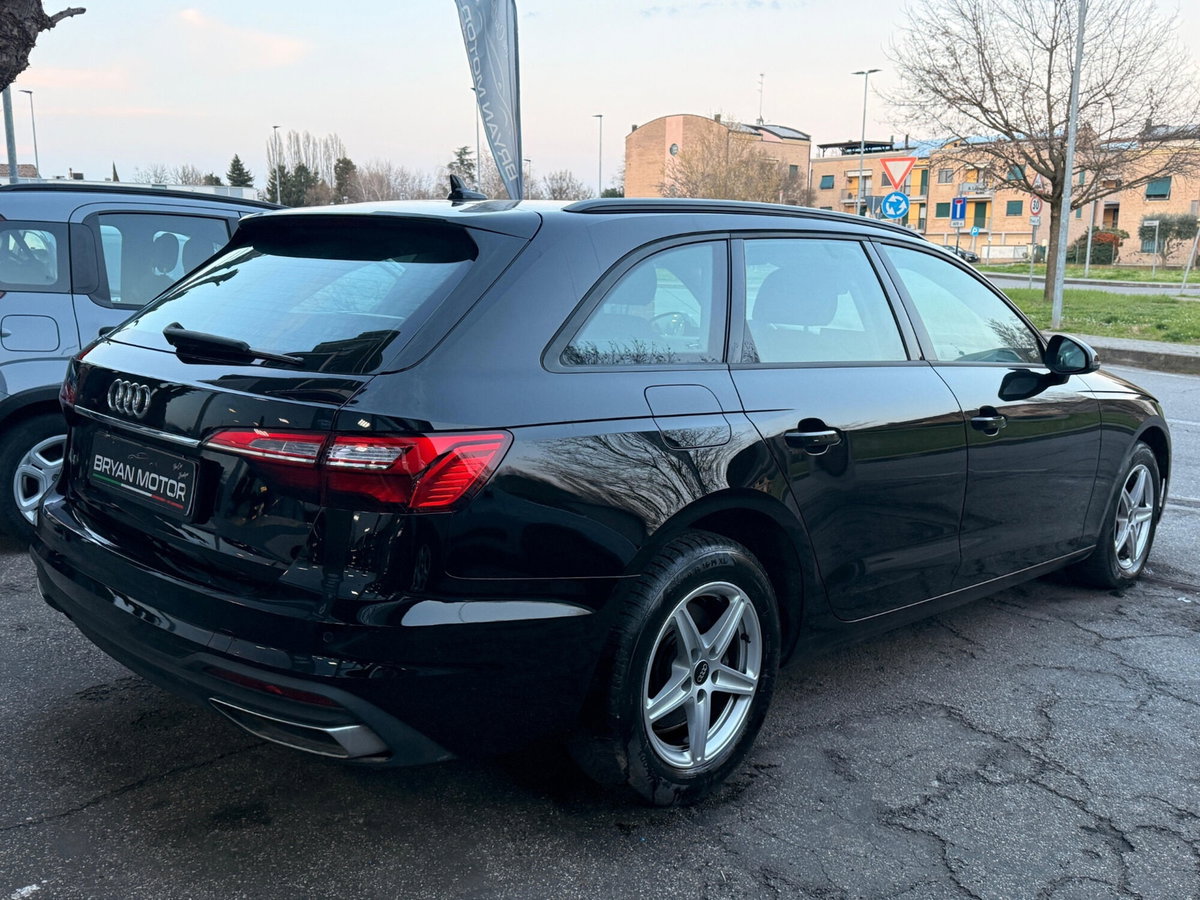 Audi A4 Avant 30 TDI/136 CV S tronic Business Advanced (5)