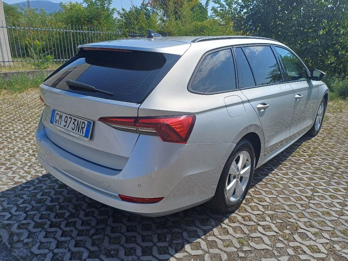 Skoda Octavia Station Wagon 2.0 TDI EVO SCR DSG Wagon Executive (4)