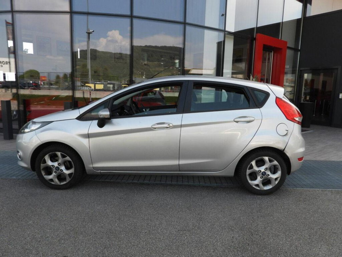Ford Fiesta Ikon 1.4 TDCi 70CV 5 porte (2)