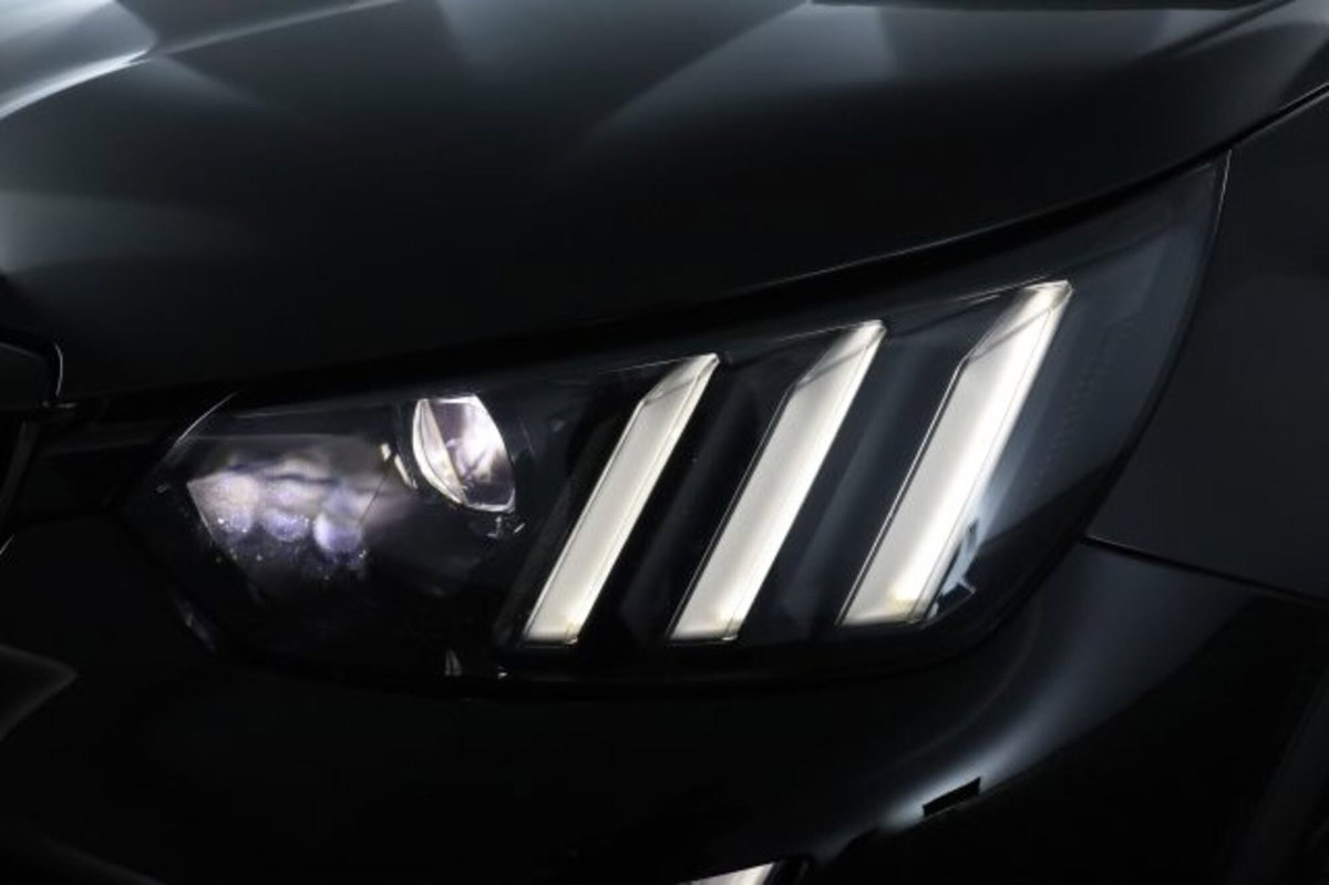 Peugeot 2008 PureTech 130 S&S EAT8 GT Pack (9)