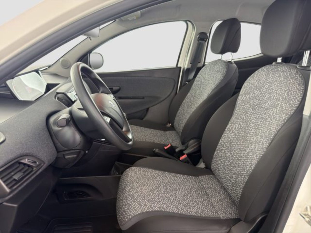 Lancia Ypsilon 1.0 FireFly 5 porte S&S Hybrid Silver Plus (10)
