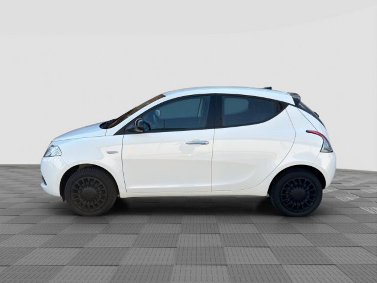Lancia Ypsilon 1.0 FireFly 5 porte S&S Hybrid Silver Plus (2)