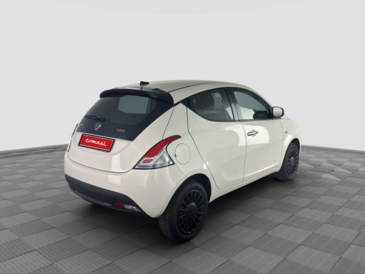 Lancia Ypsilon 1.0 FireFly 5 porte S&S Hybrid Silver Plus (5)