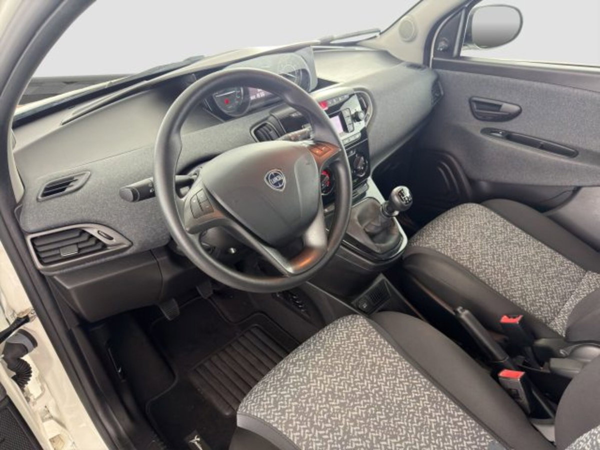 Lancia Ypsilon 1.0 FireFly 5 porte S&S Hybrid Silver Plus (9)