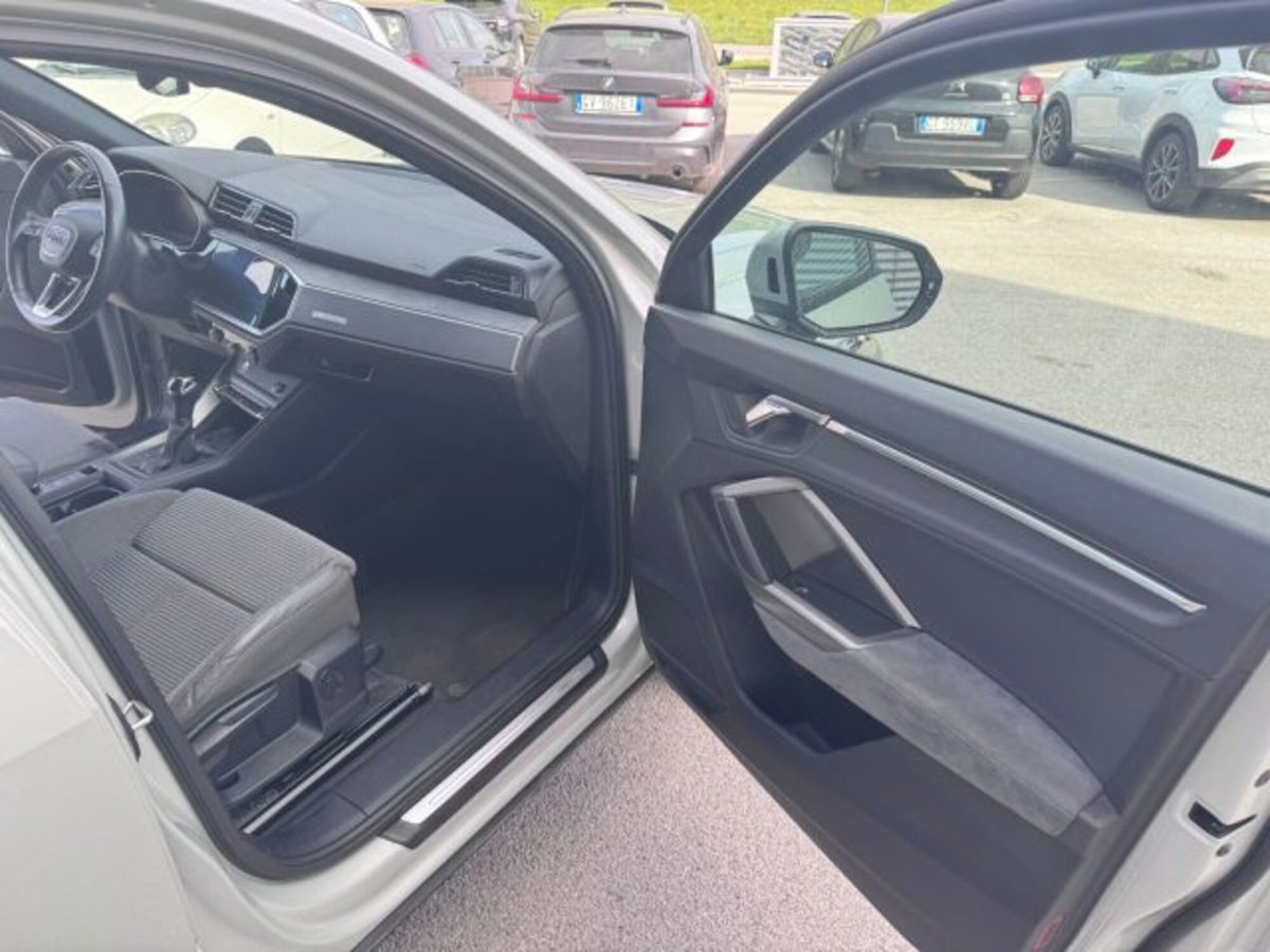 Audi Q3 Sportback 35 2.0 tdi Identity Black s-tronic (11)