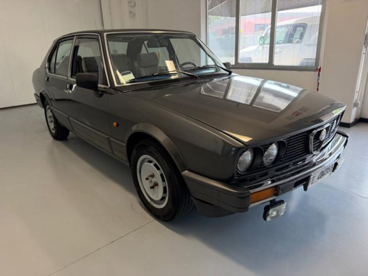 Alfa Romeo Alfetta 2.0i Quadrifoglio Oro (3)