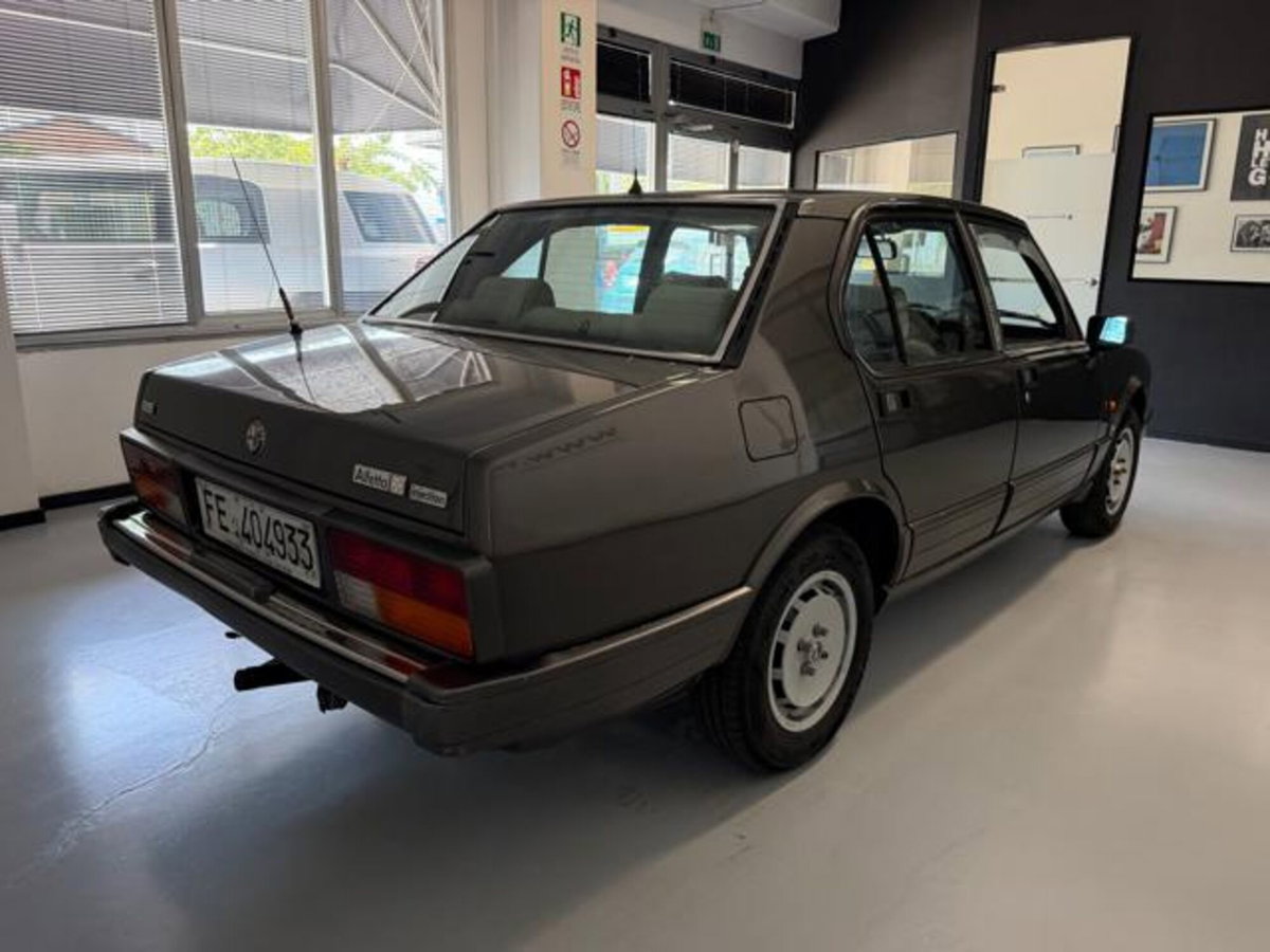 Alfa Romeo Alfetta 2.0i Quadrifoglio Oro (4)
