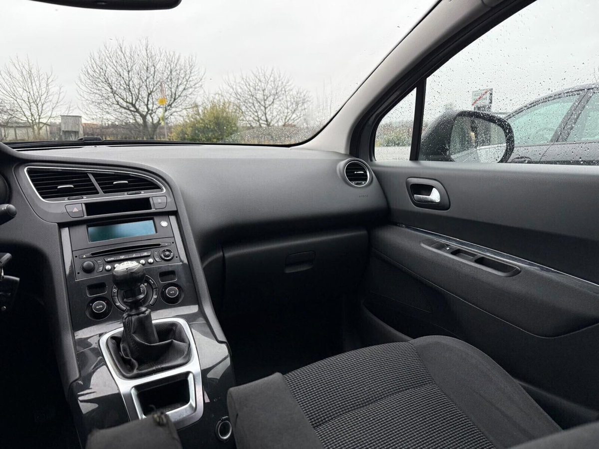 Peugeot 5008 1.6 HDi 115CV Business (11)