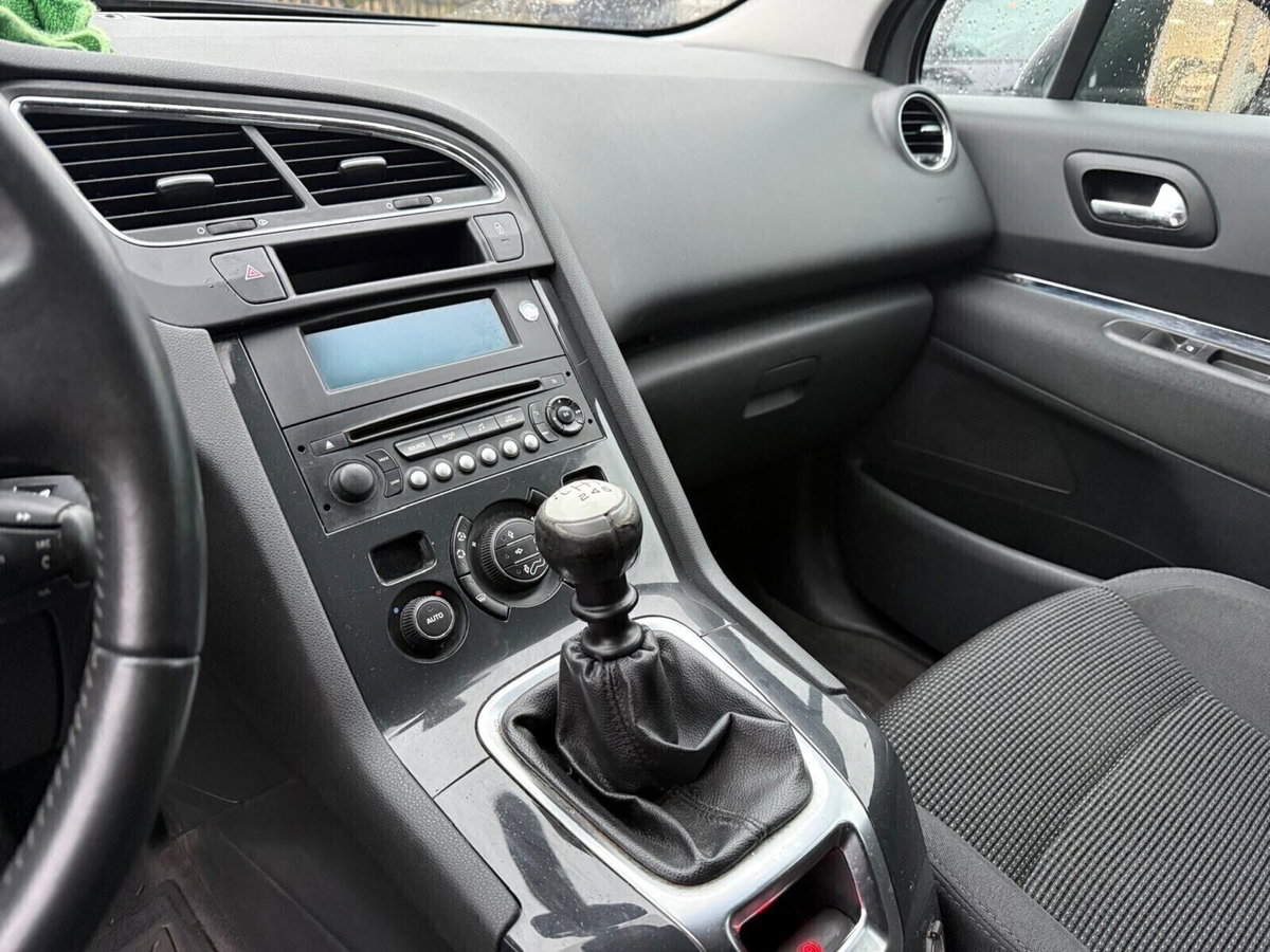 Peugeot 5008 1.6 HDi 115CV Business (15)