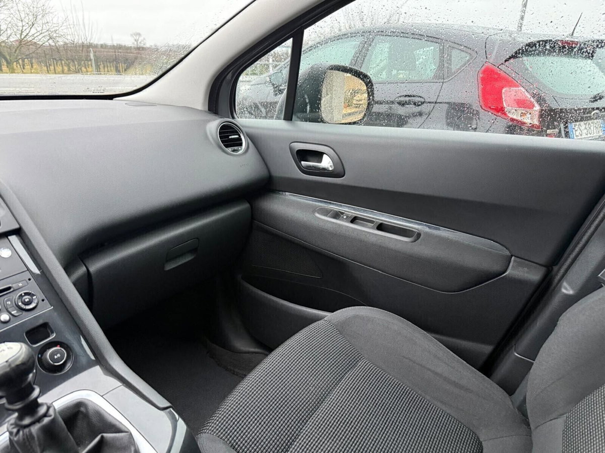 Peugeot 5008 1.6 HDi 115CV Business (16)