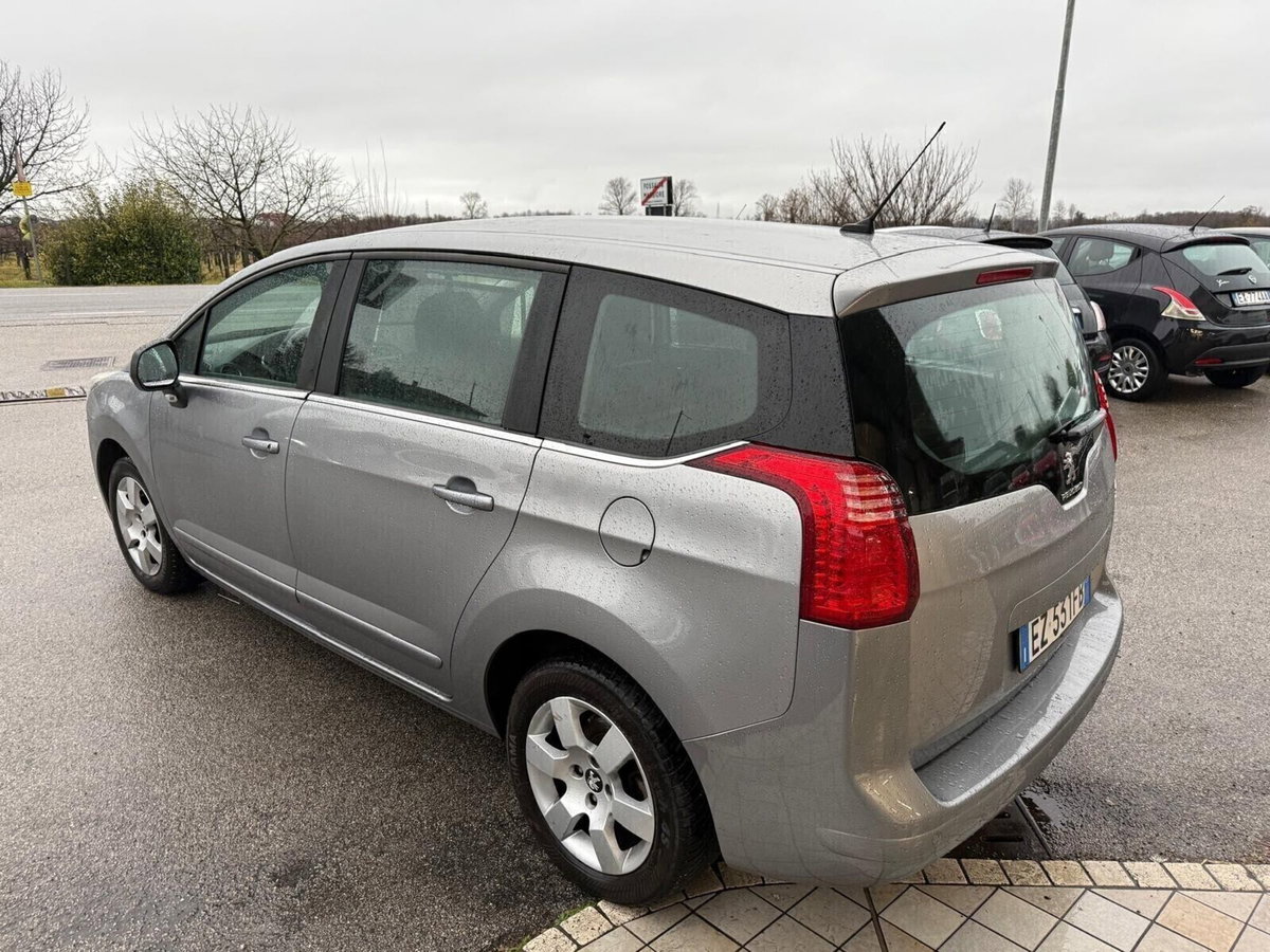 Peugeot 5008 1.6 HDi 115CV Business (9)