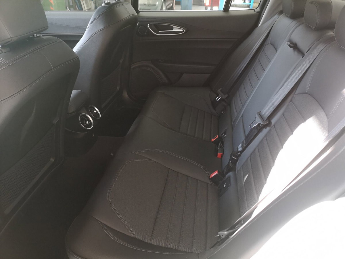 Alfa Romeo Giulia 2.2 Turbodiesel 150 CV AT8 Business (5)
