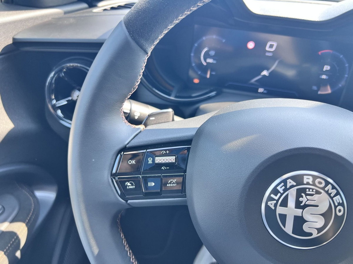 Alfa Romeo Junior 1.2 ibrida Q4 Intensa 145cv edct6 (15)